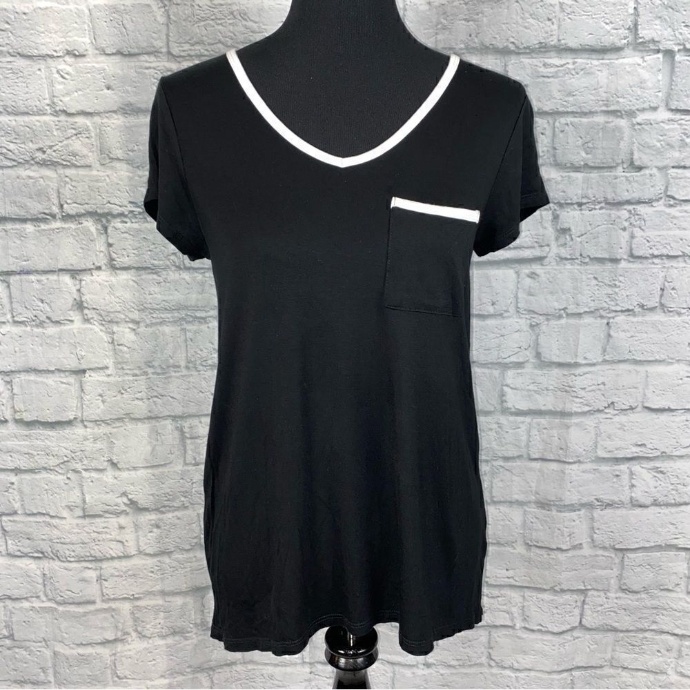 Cable & Gauge vneck short sleeve flare top w/front pocket black & white sz M